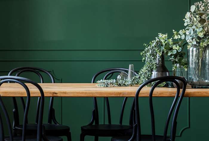 Tường phòng ăn màu xanh ngọc lục bảo.