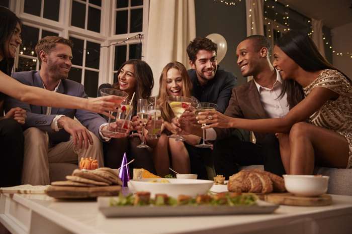 Bạn bè cùng nhau ăn đồ ăn nhẹ khi ăn mừng trong bữa tiệc cocktail