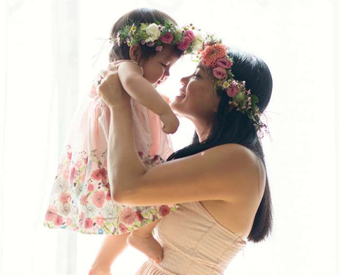 em bé và mẹ đội vương miện hoa