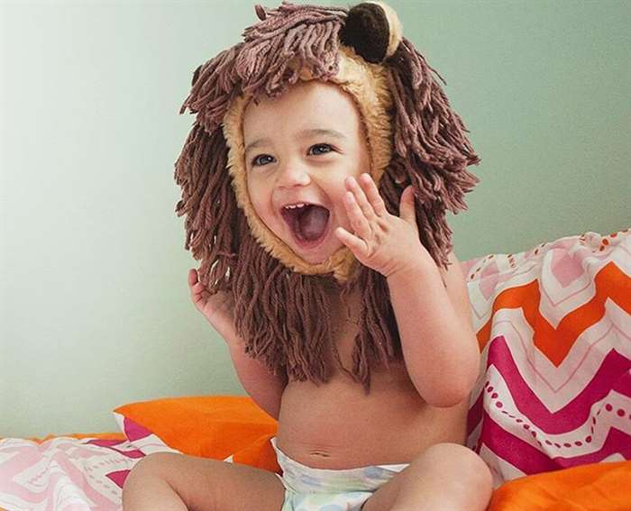 em bé trong trang phục sư tử