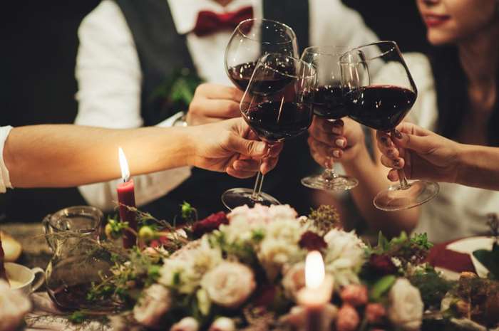 Nhóm người tổ chức lễ cưới và cụng ly rượu vang.