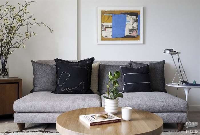 trên ghế sofa trừu tượng