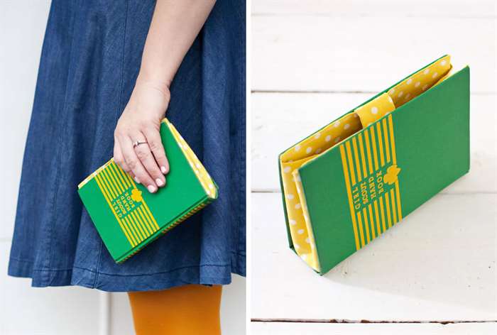 ví màu xanh lá cây và màu vàng làm từ một cuốn sách