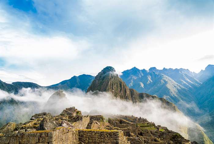 Machu Picchu trong sương mù