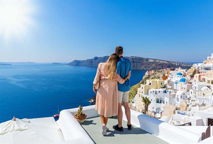 cặp đôi ở Santorini nhìn ra biển