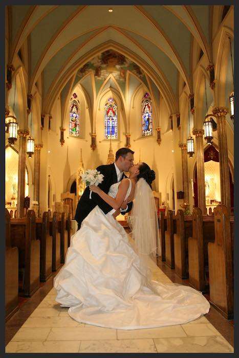 cô dâu và chú rể hôn nhau trong nhà thờ