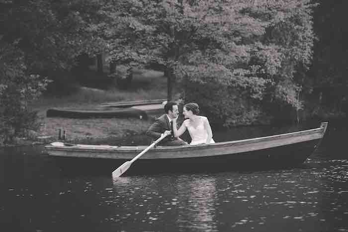 cô dâu chú rể chèo thuyền trên hồ