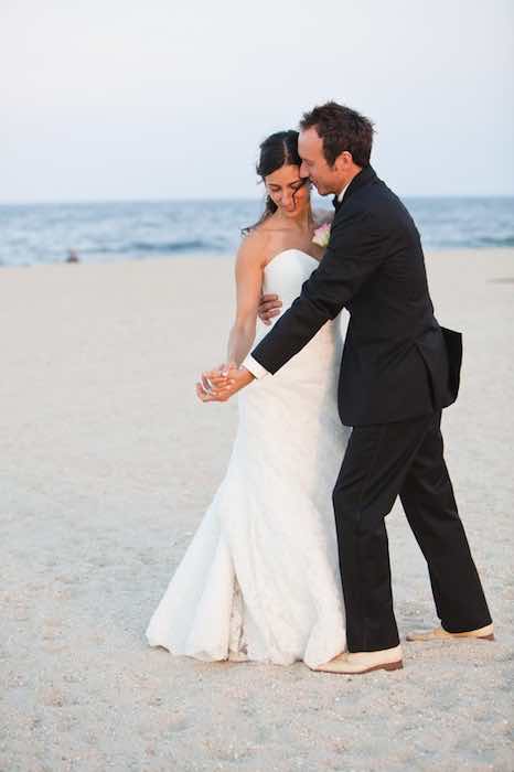 cô dâu và chú rể khiêu vũ trên bãi biển