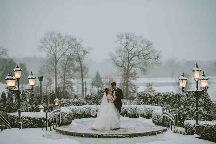 cô dâu và chú rể khiêu vũ trong tuyết