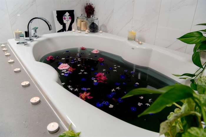 spa chăm sóc sức khỏe màu đen và nến