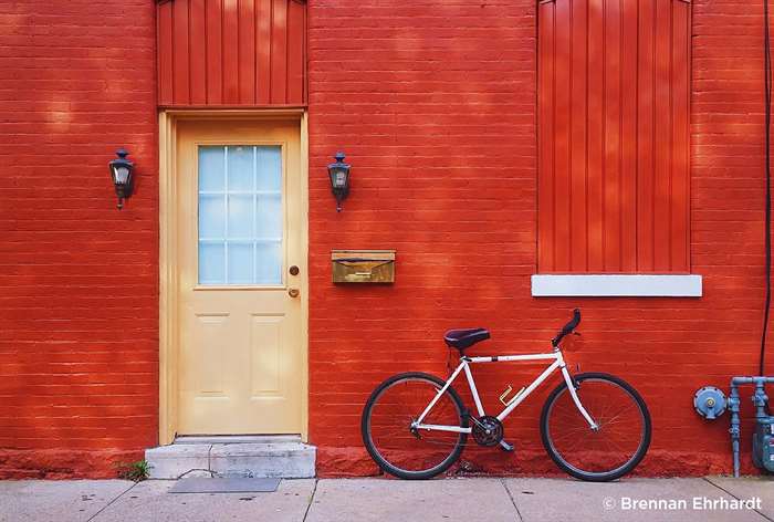 xe đạp dựa vào bức tường màu đỏ