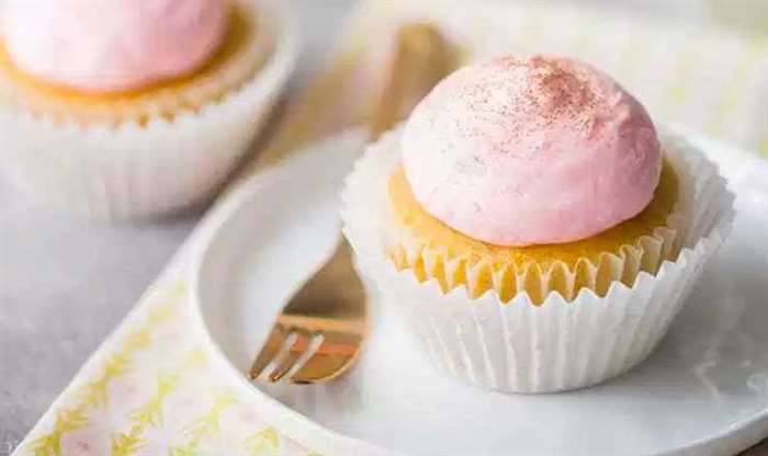 bánh cupcake cô dâu nhỏ màu hồng