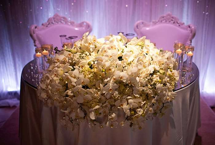 White daffodil arrangement on a luxurious sweetheart table