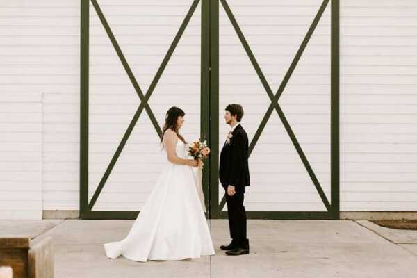 Moody & Minimalist Barn Wedding Inspiration - Lấy cảm hứng từ điều này