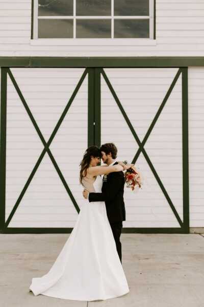 Moody & Minimalist Barn Wedding Inspiration - Lấy cảm hứng từ điều này