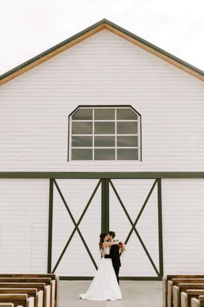 Moody & Minimalist Barn Wedding Inspiration - Lấy cảm hứng từ điều này