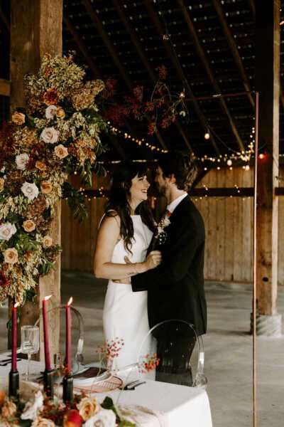 Moody & Minimalist Barn Wedding Inspiration - Lấy cảm hứng từ điều này