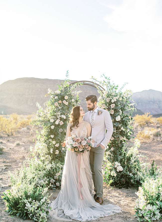 Red Rock Canyon Elopement, đám cưới đỏ mặt và hoa cà