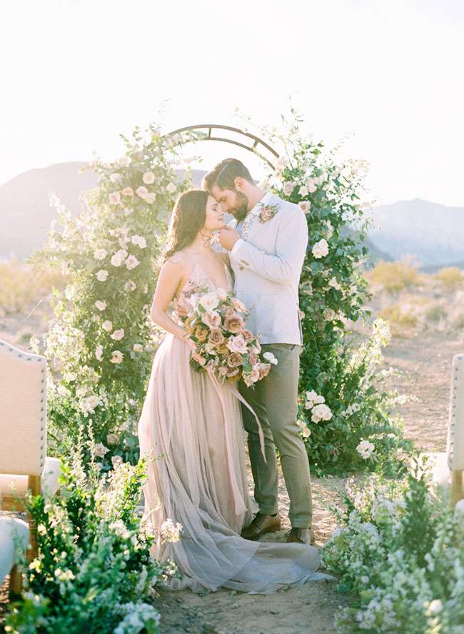 Red Rock Canyon Elopement, đám cưới đỏ mặt và hoa cà