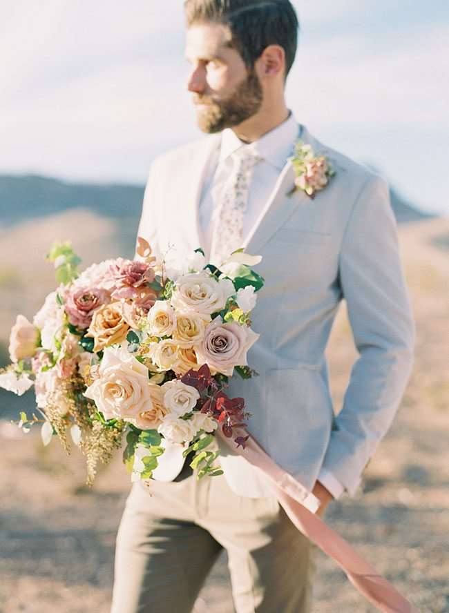 Red Rock Canyon Elopement, đám cưới đỏ mặt và hoa cà