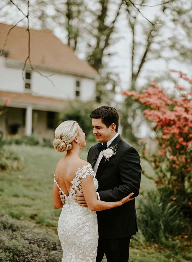 Blush và Burgundy Wedding