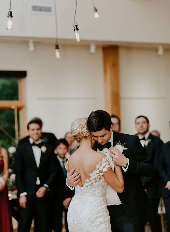 Blush và Burgundy Wedding