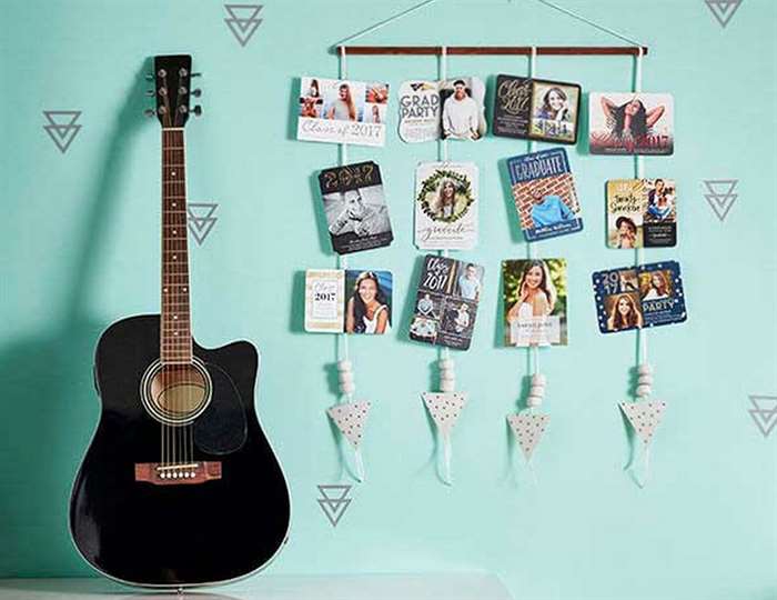 guitar bên cạnh một bức ảnh trưng bày trên tường.