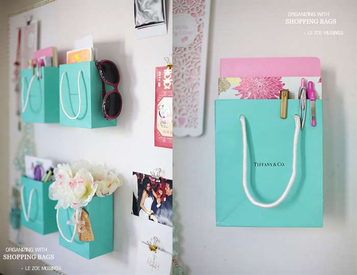 túi màu xanh Tiffany trên tường.