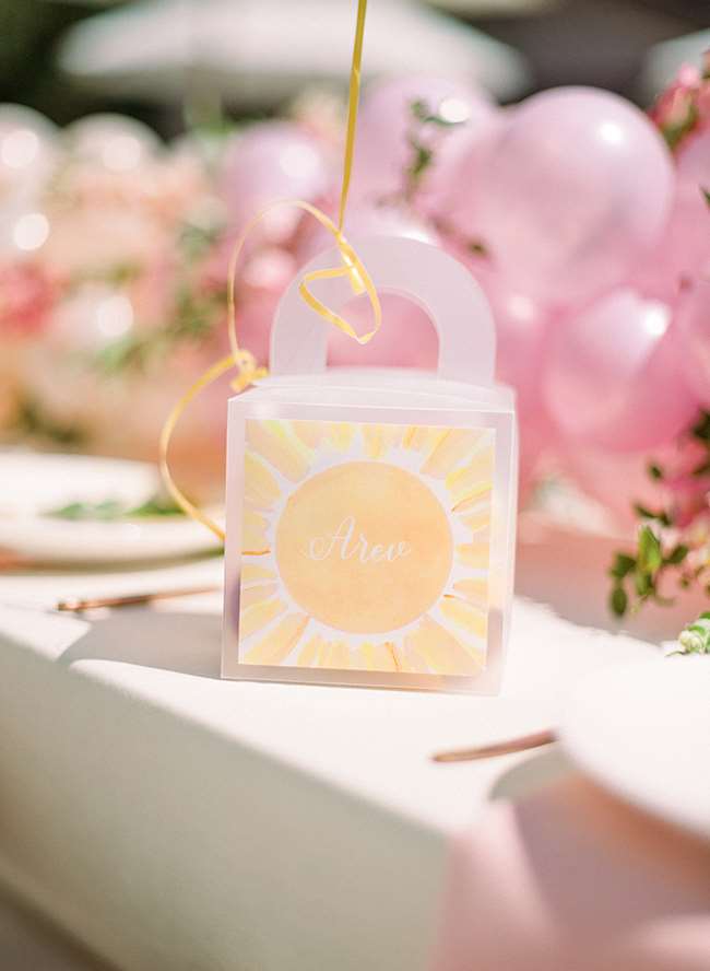 Ombré Sunshine Party để làm lễ rửa tội cho em bé