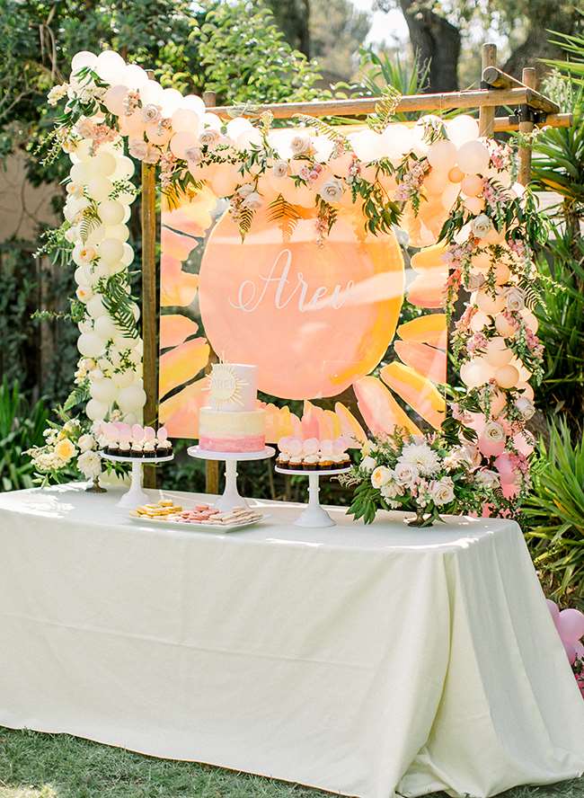 Ombré Sunshine Party để làm lễ rửa tội cho em bé