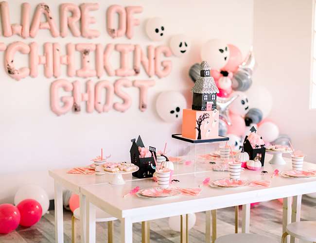 Bữa tiệc Halloween ma ám màu hồng