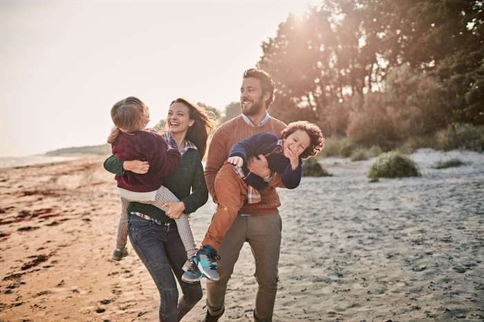 Cận cảnh một gia đình hạnh phúc tận hưởng thời gian chơi trò chơi trên bãi biển