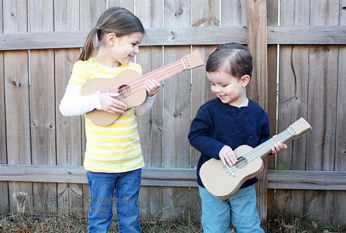 cô gái và cậu bé chơi banjos tự làm