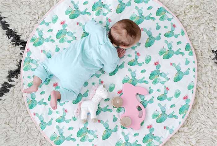 coed baby tắm cây xương rồng chơi mat