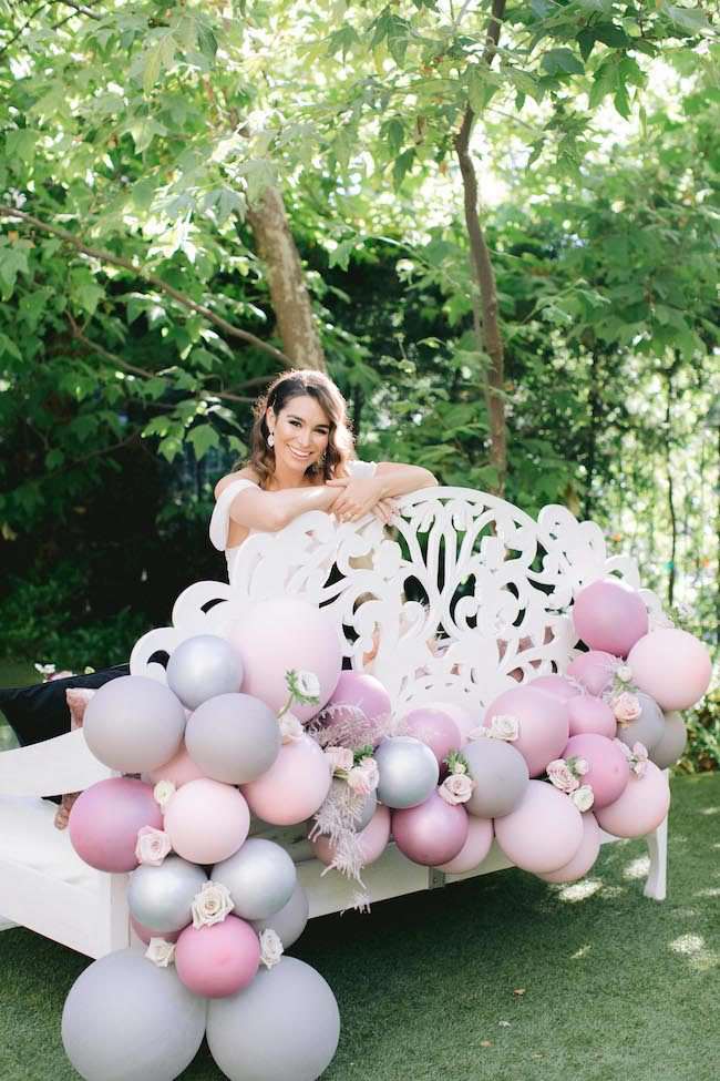 A Rom Com Bridal Shower cho Ashley Iaconetti