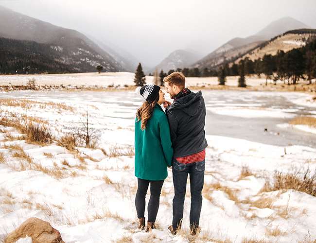 Anh ve Snowy Rocky Mountain Engagement