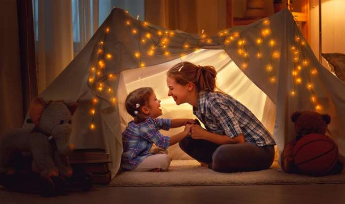 gia đình hạnh phúc mẹ và con chơi ở nhà trong lều