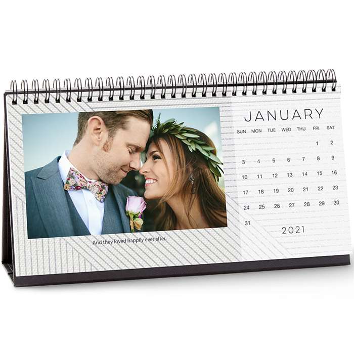 Lịch để bàn cho tháng 1 năm 2021 với một cặp đôi hạnh phúc trong ngày cưới của họ