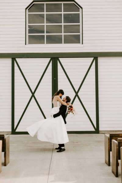 Moody & Minimalist Barn Wedding Inspiration - Lấy cảm hứng từ điều này