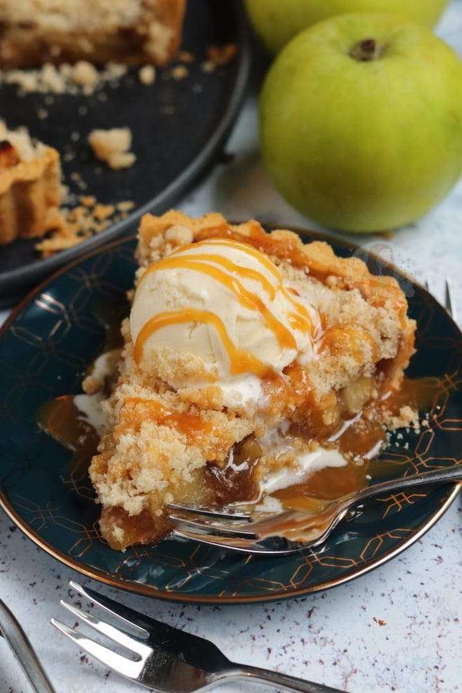 Caramel Apple Crumble Pie