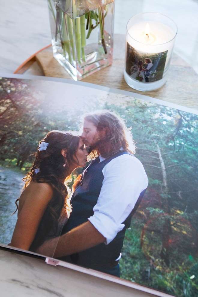 cuốn sách ảnh với hình ảnh đám cưới của cặp đôi hôn nhau