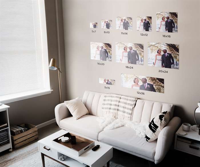 bộ sưu tập treo tường phía trên một chiếc ghế dài gồm các bức ảnh có kích thước khác nhau