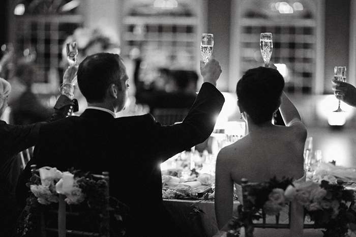 ảnh đen trắng cô dâu chú rể nâng ly trong nâng ly chúc mừng đám cưới