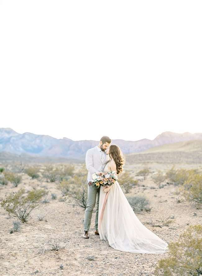 Red Rock Canyon Elopement, đám cưới đỏ mặt và hoa cà