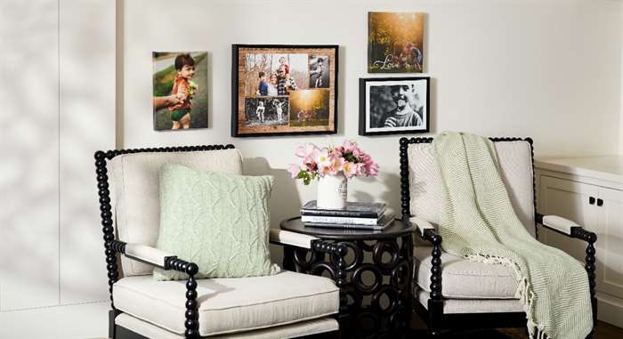 Trang trí phòng gia đình ấm cúng, trung tính với các bức tranh in canvas được cá nhân hóa