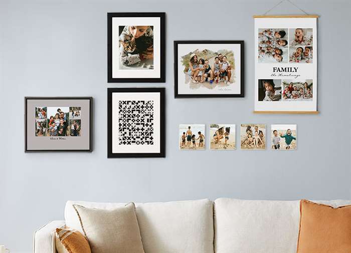 Các bản in canvas đóng khung của các thành viên trong gia đình và dùng làm đồ trang trí tường được cá nhân hóa