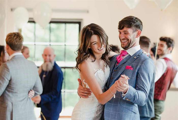 lời khuyên về hashtag đám cưới với cô dâu và chú rể khiêu vũ trong đám cưới