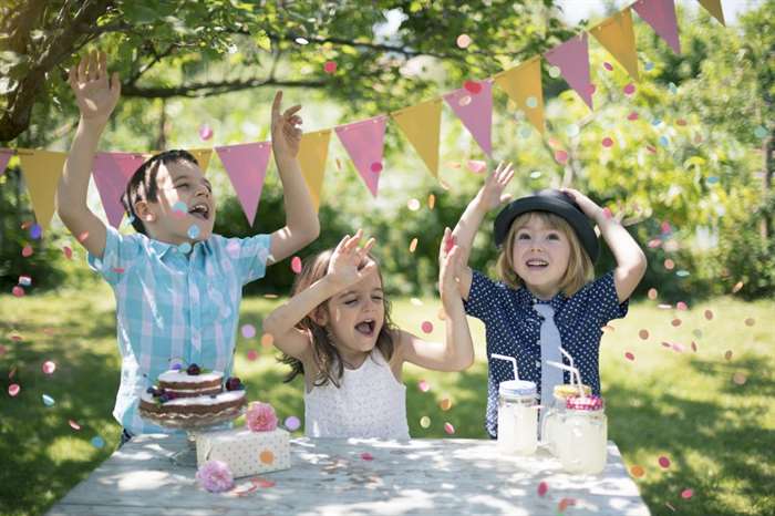 Các em nhỏ tổ chức tiệc sinh nhật.  Hoa giấy trong không khí.