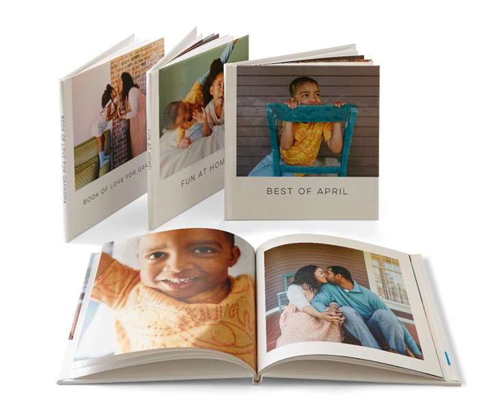 Một bộ sưu tập các cuốn sách ảnh lấy liền hàng ngày tùy chỉnh với hình ảnh của một gia đình