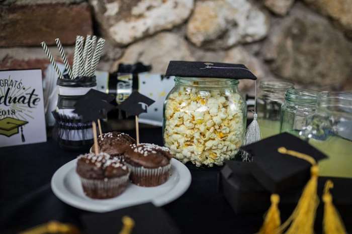 Bàn tiệc tốt nghiệp với bánh hạnh nhân và bỏng ngô